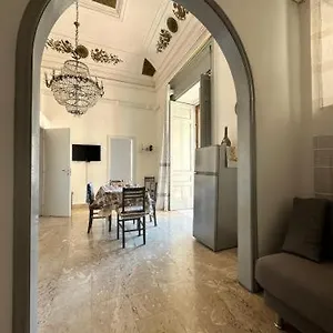 Apartament John Mary House, Katania